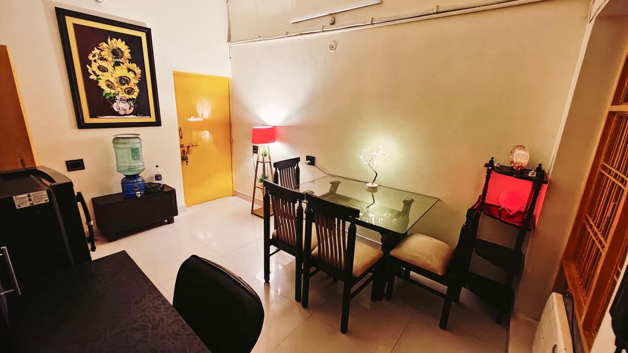 The Yellow House - Couple'S Getaway In Gomti Nagar- 1 Bhk 러크나우 외부 사진